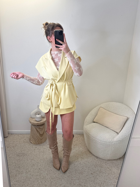 Blazer sans manches ceinturé