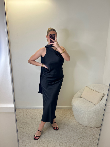 Robe satinée asymétrique