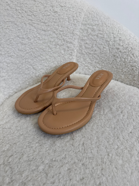 Mules tong à talons